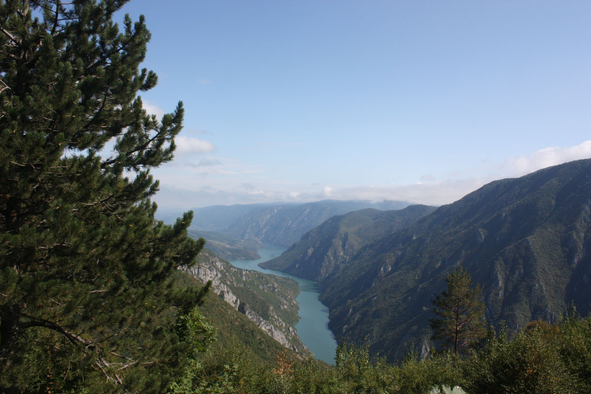 Drina i jezero Perućac sa vidikovca Bijele vode