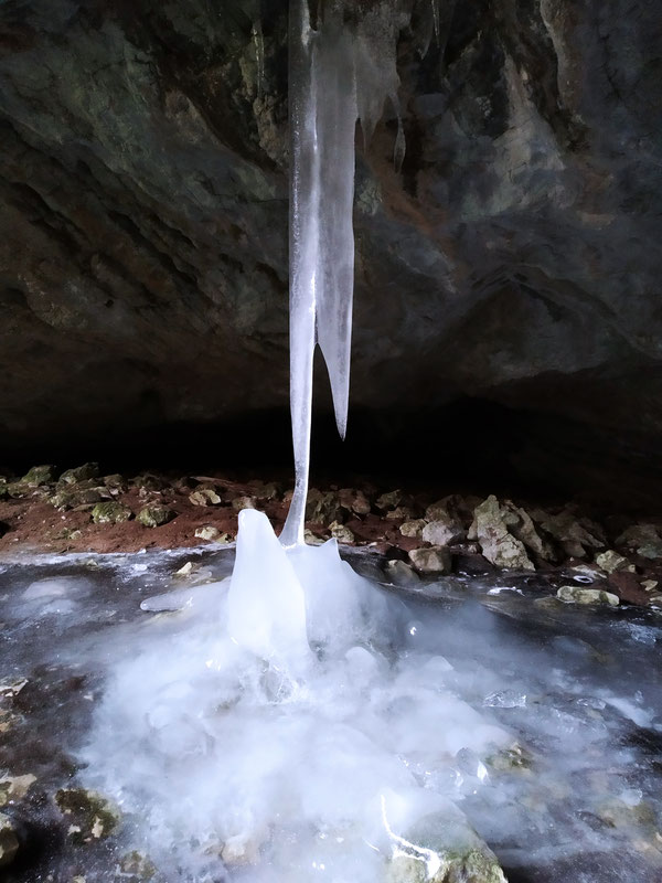 Ledene formacije u pećini