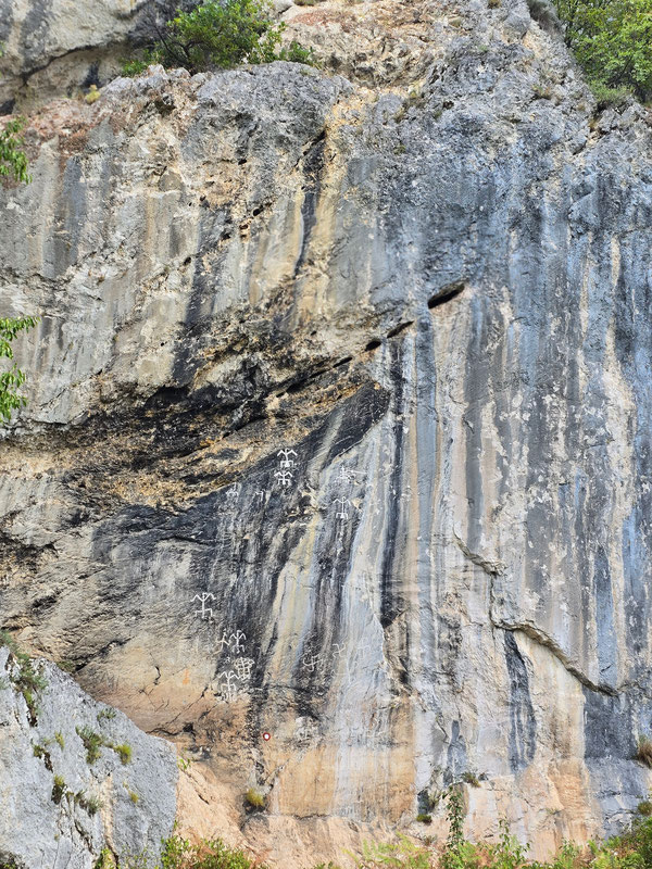Pisana stijena, selo Žlijeb