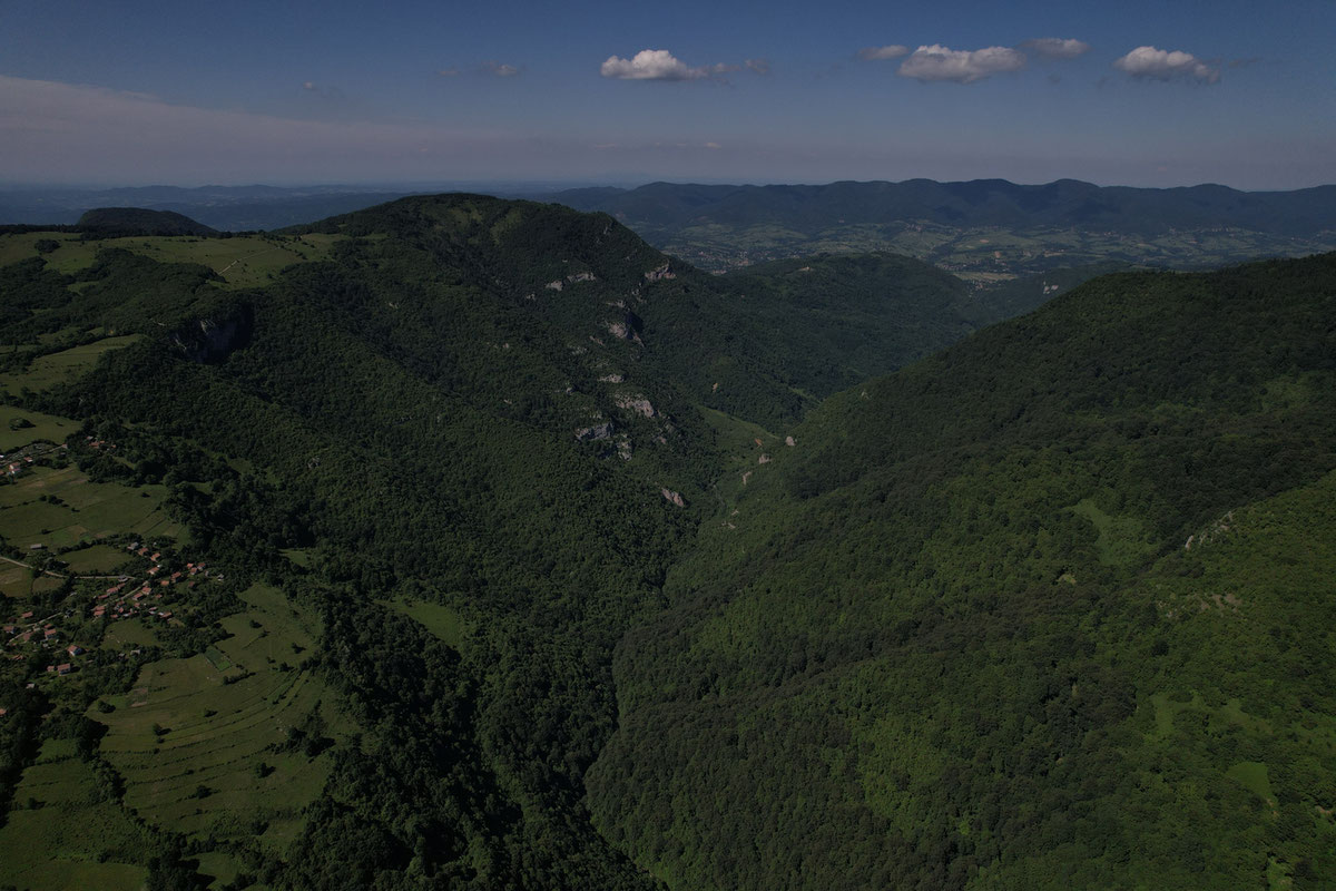 Klisurasto kanjonasta dolina Cvrcke, lijevo zaseok Tepići